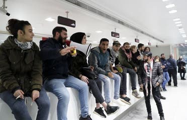 لبنانيون معتصمون داخل احد المصارف (فرانس برس)