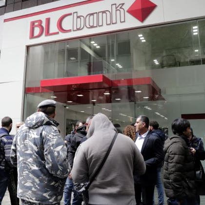 فيديو للبناني غاضب.. هكذا أغلق مصرفا حبس أمواله