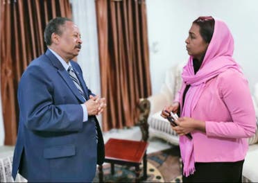 رئيس الوزراء السوداني عبد الله حمدوك مع مراسلة العربية