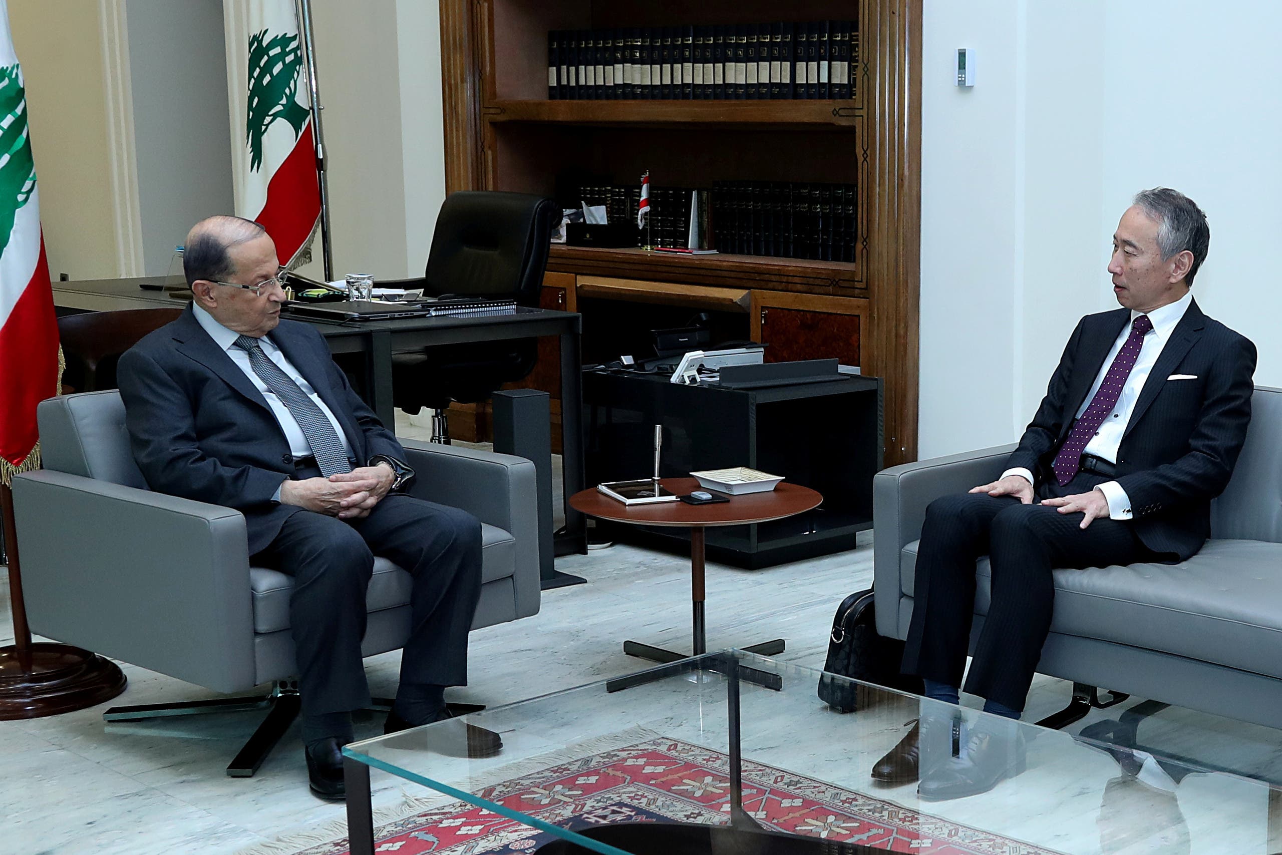 الرئيس اللبناني خلال اجتماعه مع السفير الياباني ببيروت في قصر بعبدا