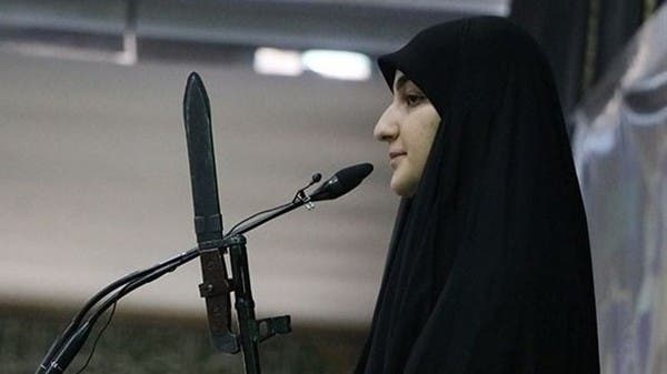 شاهد ابنة سليماني تشهر سلاحاً خلال صلاة الجمعة