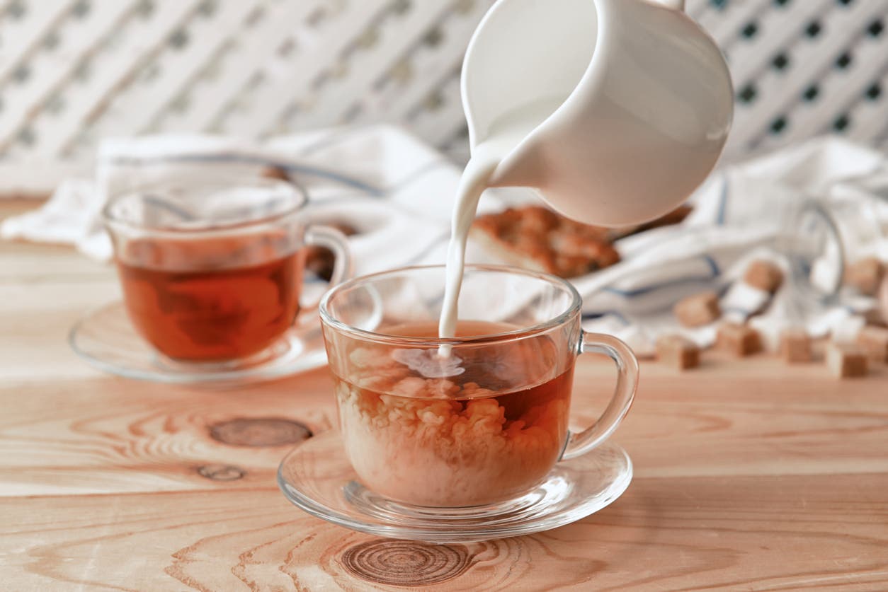 تقديم الشاي الأسود مع الحليب قد يحمل تأثيرا سلبيا على وظائف القلب