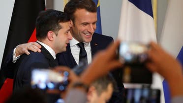 Ukraine’s President Volodymyr Zelenskiy (L) and French President Emmanuel Macron. (AFP)
