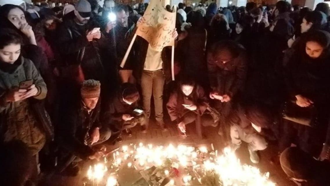 صور نشرتها وكالة فارس لتجمع طلابي في طهران وتمزيق صور سليماني
