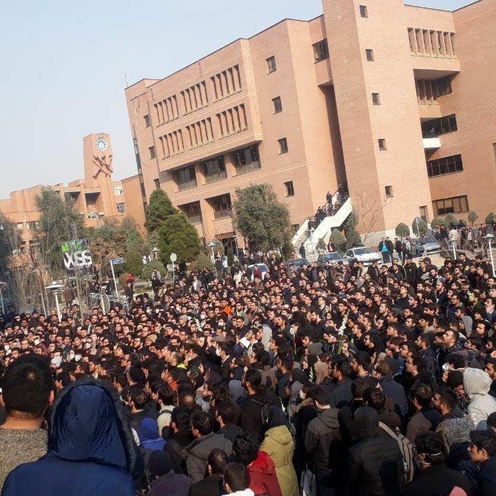 إيران.. خروج المحتجين لليوم الثالث وسقوط جرحى برصاص الأمن