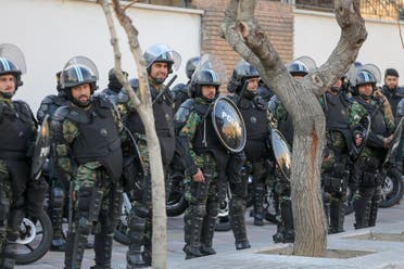 عناصر من الشرطة الإيرانية في طهران