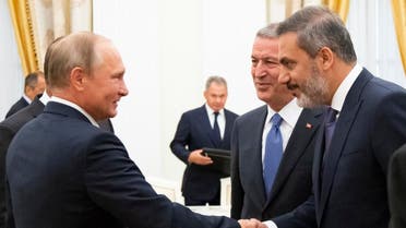 President Putin (L) shaking hands with Turkish Intelligence chief Hakan Fidan (R) in the presence of Turkish Defense Minister Hulusi Akar at the Kremlin in Moscow on August 24, 2018. (File photo: AFP)