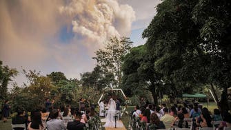 صور ساحرة.. حفل زفاف تحت الدخان البركاني في الفلبين
