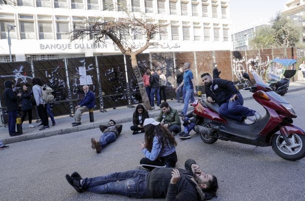 معترضین مقابل Banque du Liban (France Press)