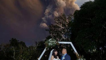 philippine, volcano:Wedding takes place against eruption backdrop ...