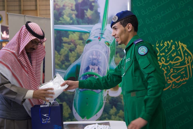 بالصور الصقور السعودية في معرض الكويت للطيران