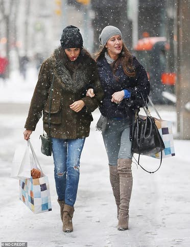 ميغان برفقة إحدى صديقاتها في نهاية العام 2016 بتورونتو وهي ترتدي أزياء كاجوال تتضمن سروالاً من الدنيم وسترة قصيرة محاربة للبرد