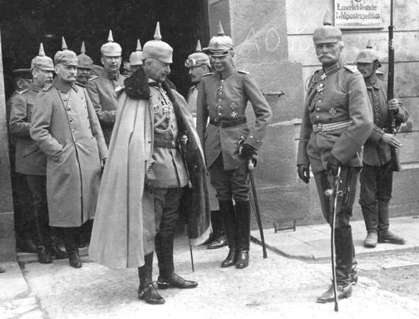صورة للقيصر الألماني فيلهلم الثاني وعدد من مرافقيه وهم يرتدون خوذة بيكلهاوبه