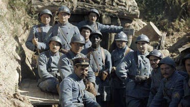 صورة ملونة لجنود فرنسيين بأحد الخنادق بالحرب العالمية الأولى
