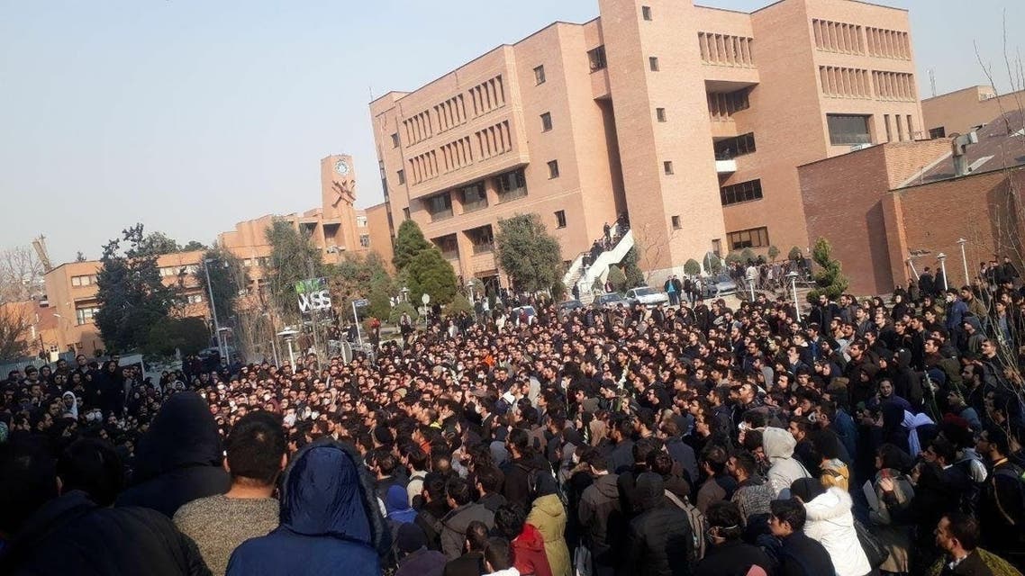 إيرانيون يحتجون ضد النظام بالغناء