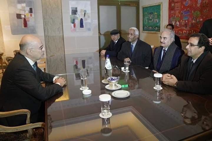 لقاء حفتر مع وزير خارجية اليونان بعد وصوله