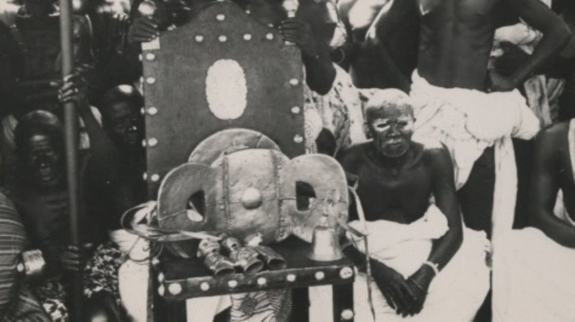 صورة للمقعد الذهبي وهو موضوع على كرسي العرش سنة 1935