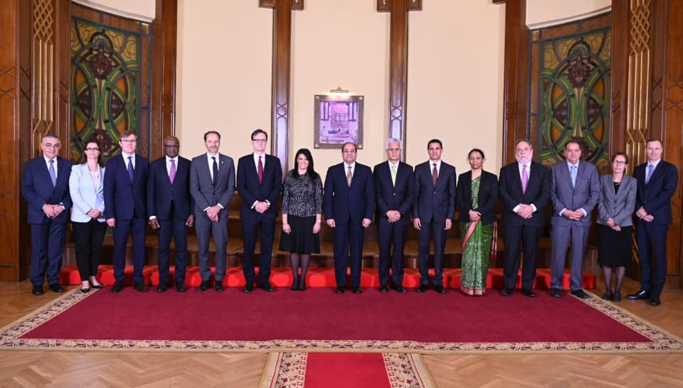 صورة تذكارية للرئيس السيسي مع أعضاء وفد البنك الدولي