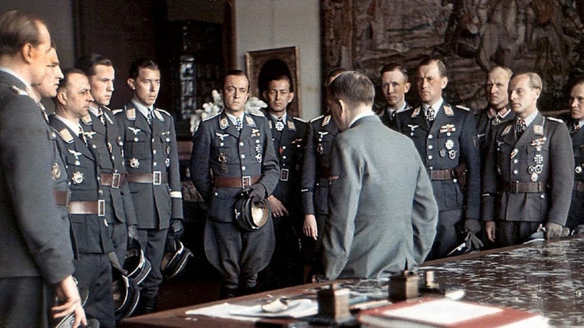 صورة لأدولف هتلر رفقة عدد من قادة جيشه