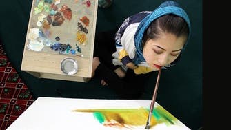 بالصور.. أفغانية من ذوي الاحتياجات الخاصة ترسم بفمها