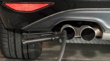 A hose for an emission test is fixed in the exhaust pipe of a Volkswagen Golf 2,0 litre diesel car at the Technical Inspection Agency in Ludwigsburg, southwestern Germany, on August 7, 2017. (File photo: AFP)
