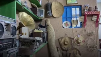 بالفيديو.. سعودي يحول منزله لمتحف من المقتنيات القديمة