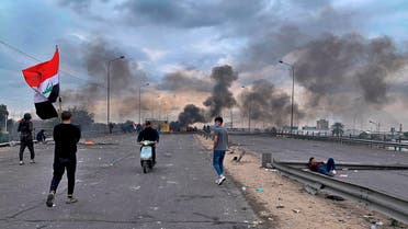 Protesters set fires to close a key highway during clashes with security forces in Baghdad. (File photo: AP)