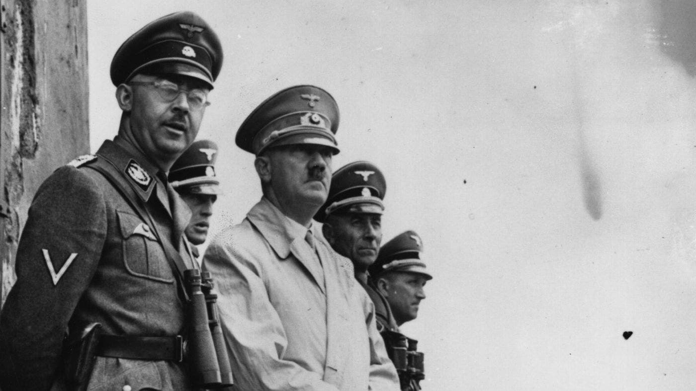 صورة تجمع بين أدولف هتلر و قائد فرق الأس أس هنريش هملر