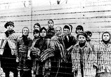 صورة لأطفال معتقلين بمعسكر أوشفيتز