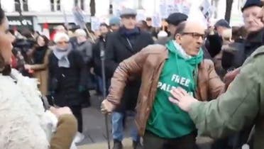 لقطة تظهر شخصا يحمل عصا ويعتدي على متظاهرين