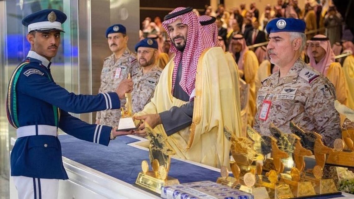 Ù…Ø­Ù…Ø¯ Ø¨Ù† Ø³Ù„Ù…Ø§Ù† ÙŠØ±Ø¹Ù‰ ØªØ®Ø±ÙŠØ¬ Ø·Ù„Ø¨Ø© ÙƒÙ„ÙŠØ© Ø§Ù„Ù…Ù„Ùƒ ÙÙŠØµÙ„ Ø§Ù„Ø¬ÙˆÙŠØ©