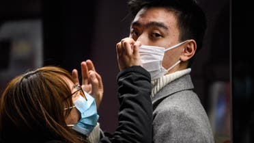 A couple wearing face masks as a coronavirus preventative measure wait on an underground metro train platform in Hong Kong on January 27, 2020. (File photo: AFP)