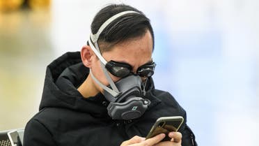 A passenger wears swimming goggles and a face mask as he waits inside the high-speed train station connecting Hong Kong to mainland China as preventative measure following the coronavirus outbreak which began in the Chinese city of Wuhan, January 28, 2020. (File photo: AFP)