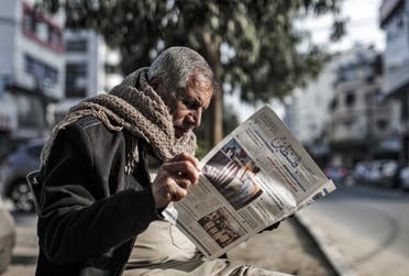 فلسطيني يطالع الصحف في غزة