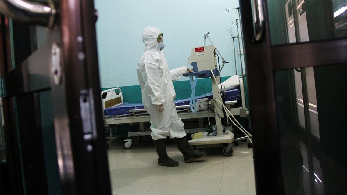 A medical staff prepares equipment at a lung isolate-room specialised for the patients affected by coronavirus at a hospital in Dumai, Riau province, Indonesia, January 25, 2020. (Photo: Reuters)