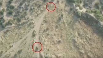 فيديو يظهر لحظة هروب الحوثيين في الحديدة.. وانقلاب طقم