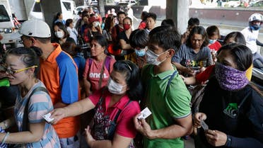 People queue up to buy protective face masks at a store in Manila, Philippines, Thursday, Jan. 30, 2020. (Photo: AP)
