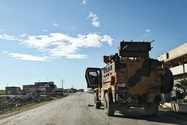 مركبات عسكرية تركية عند نقطة مراقبة على المشارف الشرقية لبلدة سراقب السبت (فرانس برس)