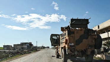 مركبات عسكرية تركية عند نقطة مراقبة على المشارف الشرقية لبلدة سراقب السبت (فرانس برس)
