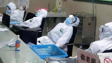 صور مؤثرة.. هكذا يواجهه الأطباء والممرضون كورونا بالصين