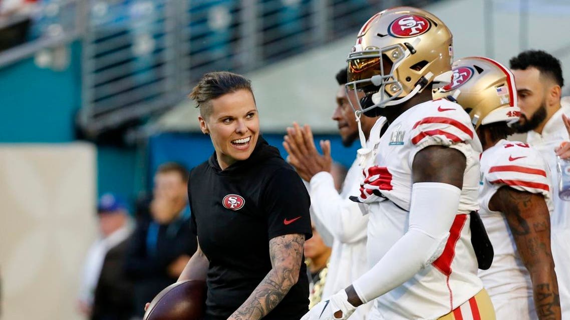 San Francisco 49ers offensive assistant Katie Sowers talks with players before the NFL Super Bowl 54 football game. (Photo: AP)