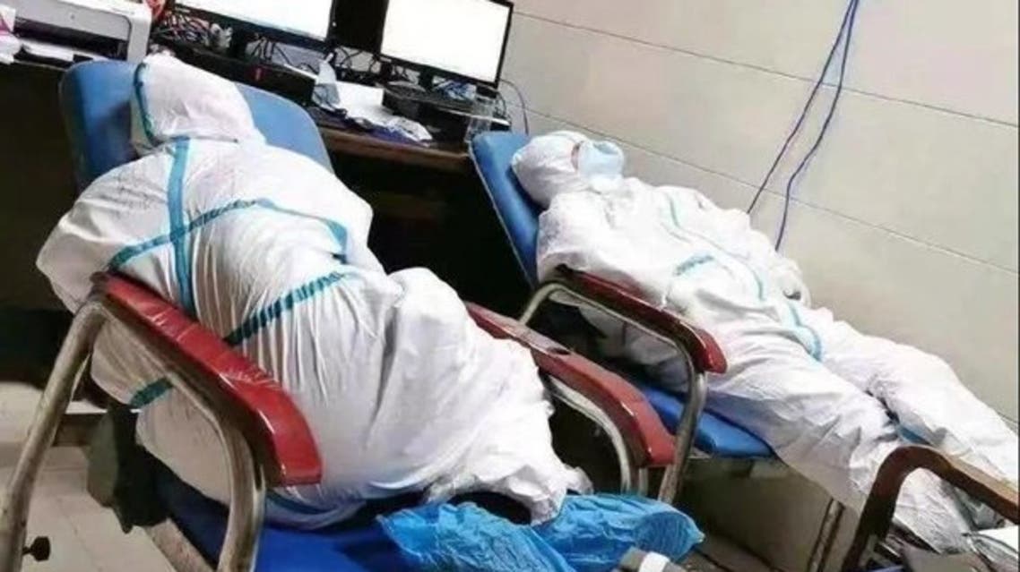 صور مؤثرة.. هكذا يواجهه الأطباء والممرضون كورونا بالصين