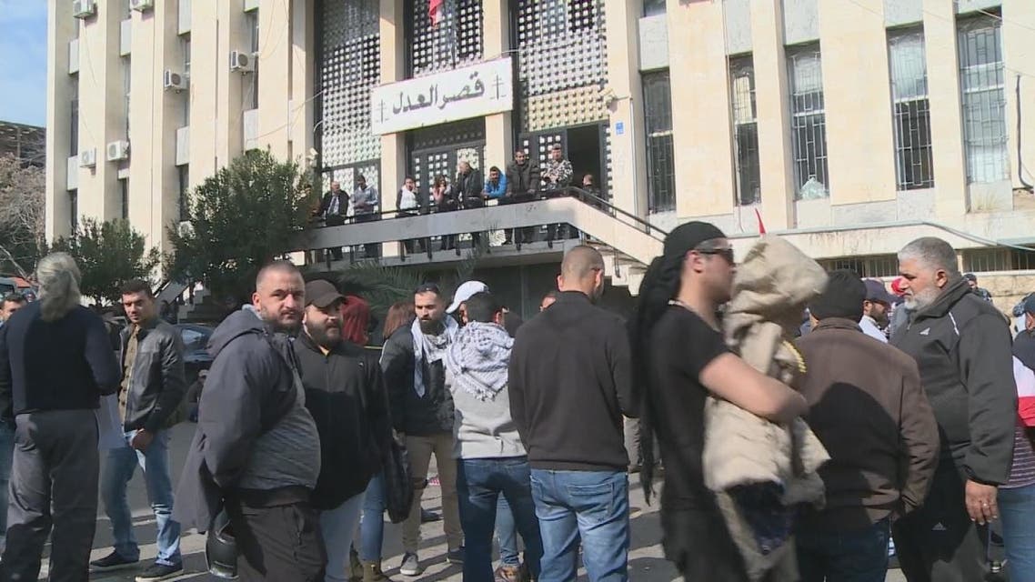 لبنان تجمد أصول 20 مصرفا وممتلكات رؤسائها