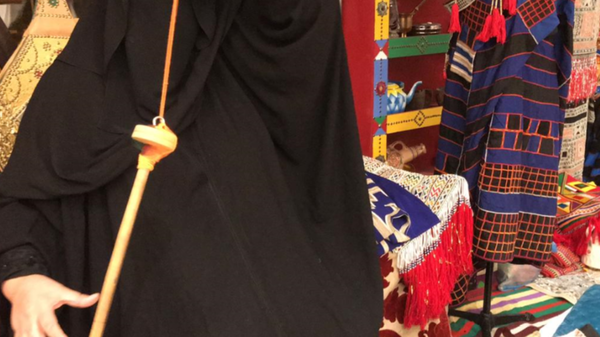 قصة سعودية شغوفة بحياكة الملابس التراثية قبل 40 عاماً