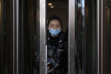 مسافرة صينية تضع القناع الطبي في مطار بالمكسيك 
