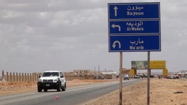 Cars drive on the road leading Yemen's southern Marib province after crossing the Al-Wadeia checkpoint near the Yemen-Saudi border on September 11, 2015. AFP PHOTO / STR