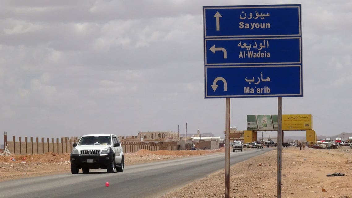 Cars drive on the road leading Yemen's southern Marib province after crossing the Al-Wadeia checkpoint near the Yemen-Saudi border on September 11, 2015. AFP PHOTO / STR