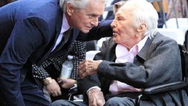 مع أشهر أبنائه، الممثل مايكل دوغلاس، وصورة من فيلم سبارتاكوس11