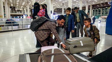 أطفال يمنيون وأولياء أمورهم يصلون إلى العاصمة الأردنية في 3 فبراير