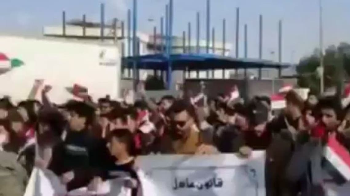 متظاهرو البصرة ينظمون مسيرة حاشدة يهتفون بها " لا مانتعب ".